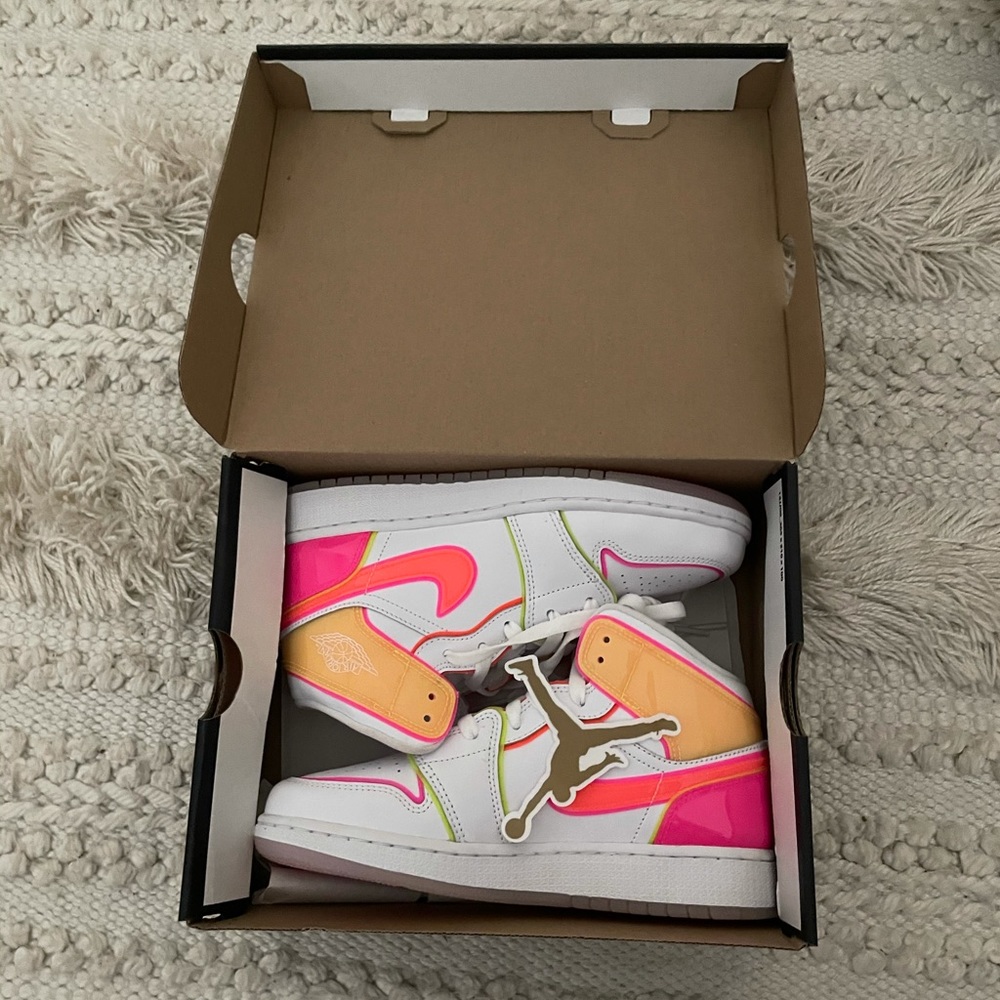 Brand New Air Jordan 1 Mid GS 
“Edge Glow”